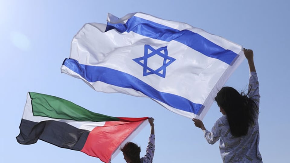 Die Fahnen von Israel und den Vereinigten Arabischen Emiraten.