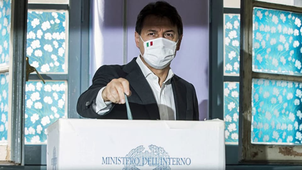 Der italienische Premierminister Giuseppe Conte stimmt über das italienischen Verfassungsreferendum ab.