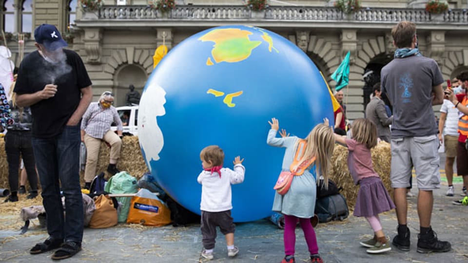Kinder rollen eine Weltkugel herum, während der Aktionswoche «Rise up for Change» auf dem Bundesplatz, am 22. September 2020, in Bern.