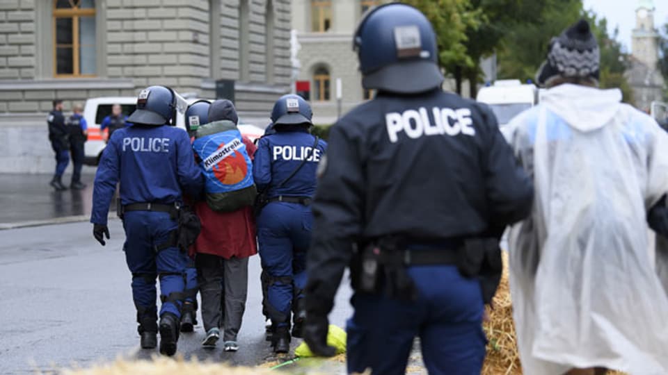 Polizei löst Klima-Camp vor dem Bundeshaus auf.