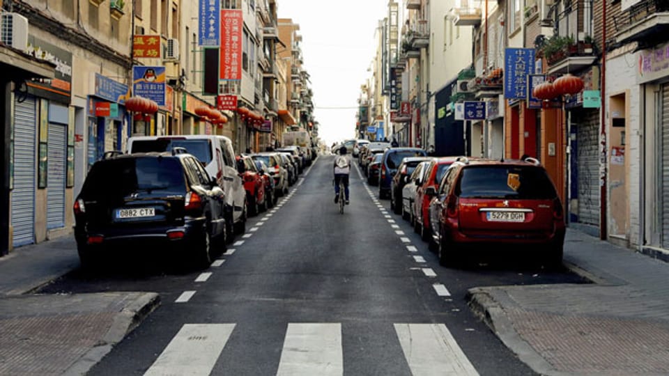 Radfahrer auf einer leeren Straße im Bezirk Usera in Madrid, Spanien. Einem der Gebiete, das «gesperrt» wurde, um die Verbreitung des Coronavirus zu verhindern.