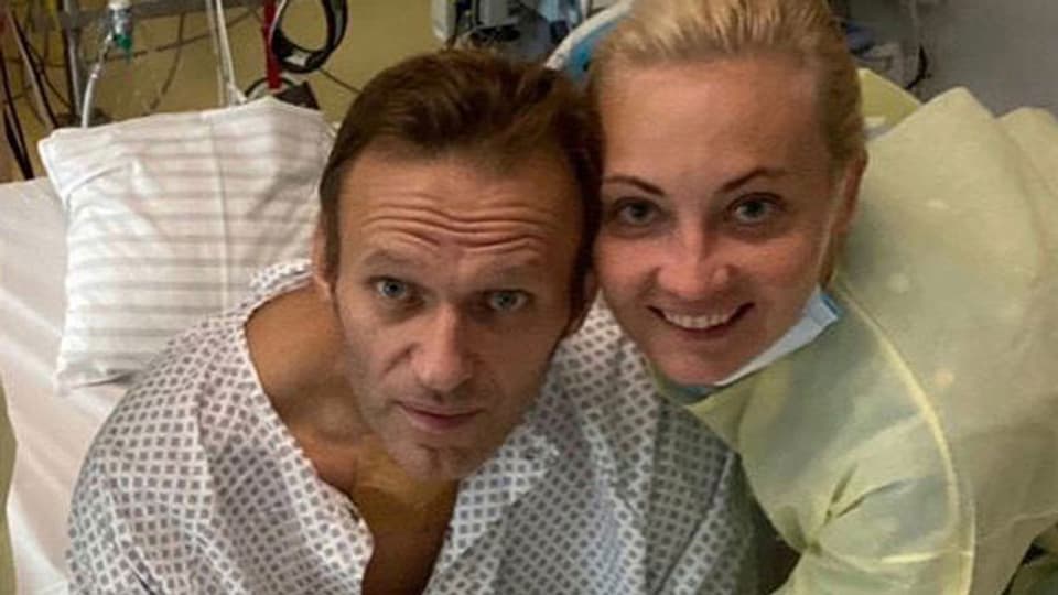 Der russische Kremlkritikers Alexej Nawalny mit seiner Frau Julia am Krankenbett in der Charité in Berlin.