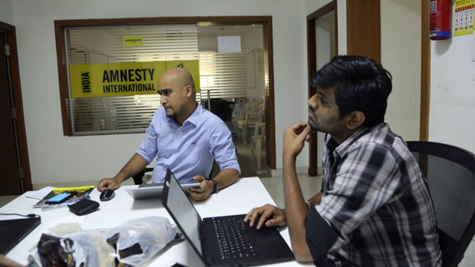 Mitarbeiter von Amnesty International Indien in ihrem Hauptsitz in Bangalore, Indien. Die Menschenrechtsbeobachterin stellt ihre Tätigkeit in Indien ein.