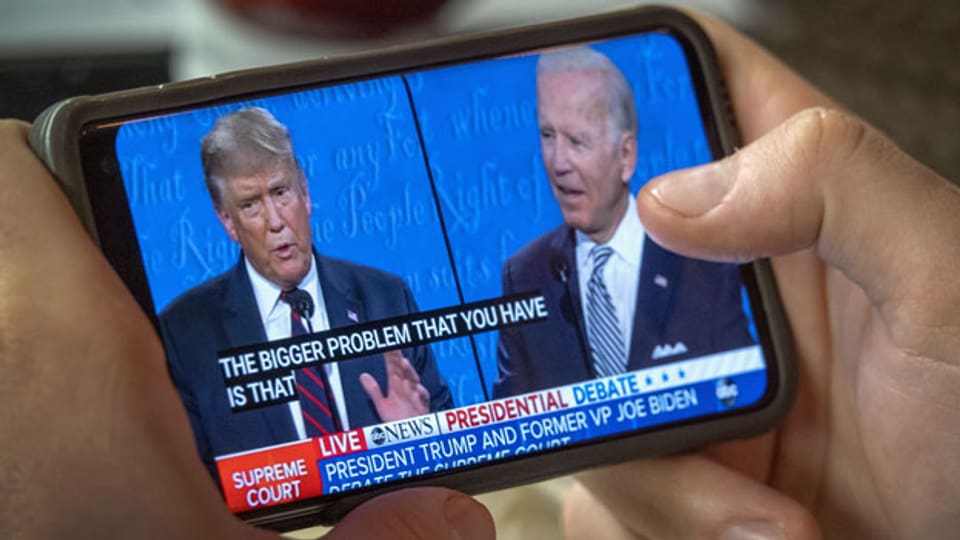 Die US-Präsidentschaftsdebatte 2020 auf einem Mobiltelefon.