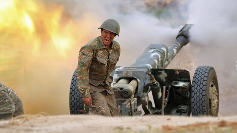 Ein armenischer Soldat feuert bei den Kämpfe mit den aserbaidschanischen Streitkräften in der abtrünnigen Region Bergkarabach eine Artilleriewaffe ab.
