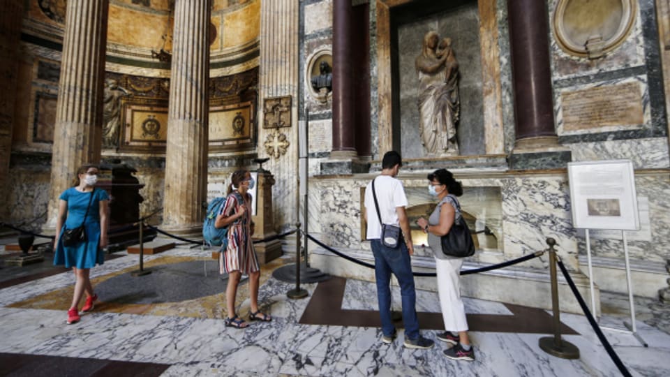 Nur wenige Touristen am 9. Juni 2020 im Pantheon in Rom