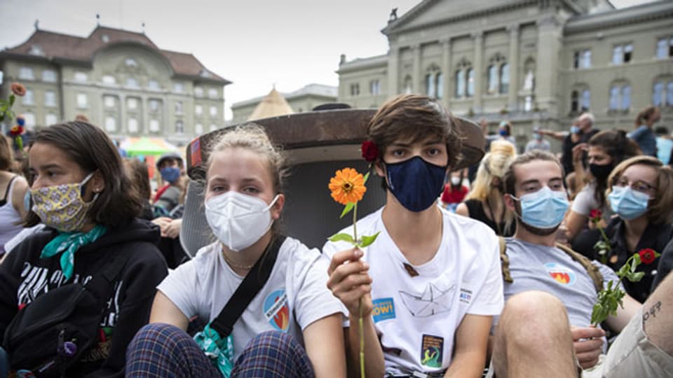 Klimaaktivisten demonstrieren auf dem Bundesplatz am 22. September 2020 in Bern.