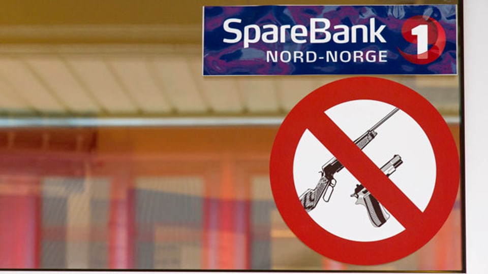 Verbotsschild zum Verbot von Schusswaffen in der Sparebank, Spitzbergen.