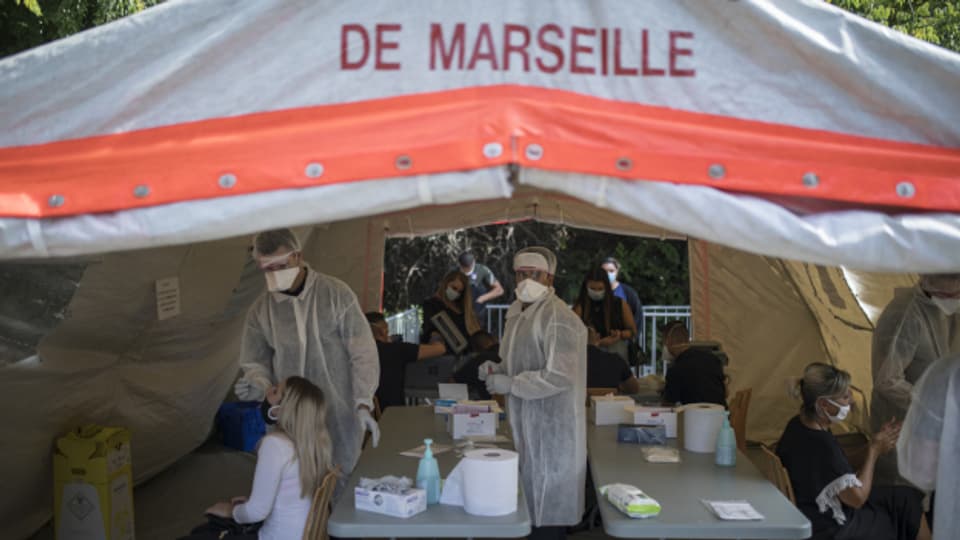 Frankreich verschärft die Coronamassnahmen in weiteren Städten. Im Bild: Ein Corona-Testzentrum in Marseille.
