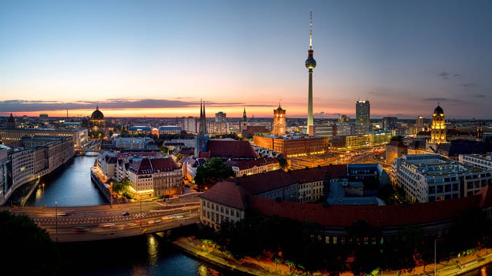 Panorama mit Abenddämmerung vom Zentrum in Berlin Mitte.