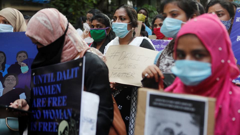 Frauen  während eines Protests nach dem Tod eines Vergewaltigungsopfers in Mumbai, Indien.