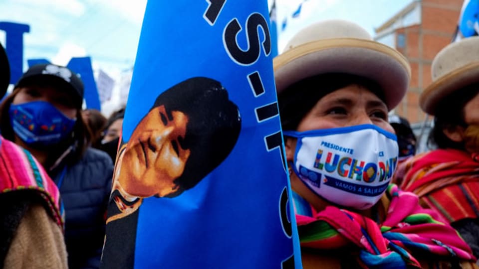 Eine Frau hält eine Fahne mit dem Bild des ehemaligen bolivianischen Präsidenten Evo Morales.