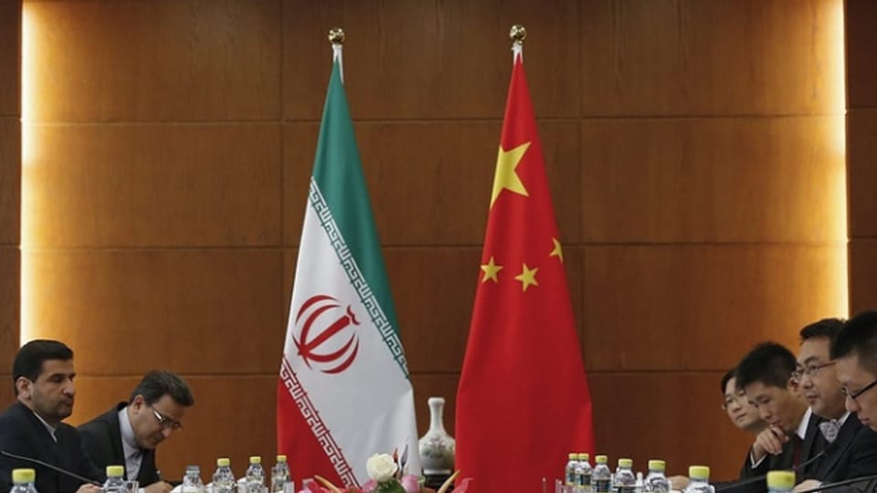 Die iranische und die chinesische Flagge bei einem Treffen der Aussenminister.