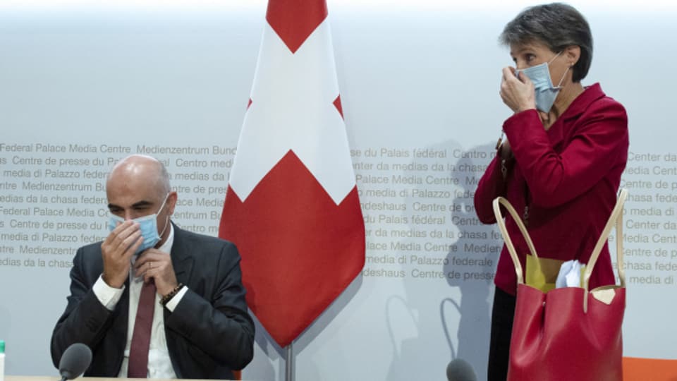 Bundesrat Alain Berset und Bundespräsidentin Simonetta Sommaruga an einer Medienkonferenz am 15. Oktober 2020 in Bern