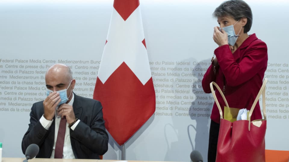 Bundesrat Alain Berset und Bundespräsidentin Simonetta Sommaruga an einer Medienkonferenz am 15. Oktober 2020 in Bern