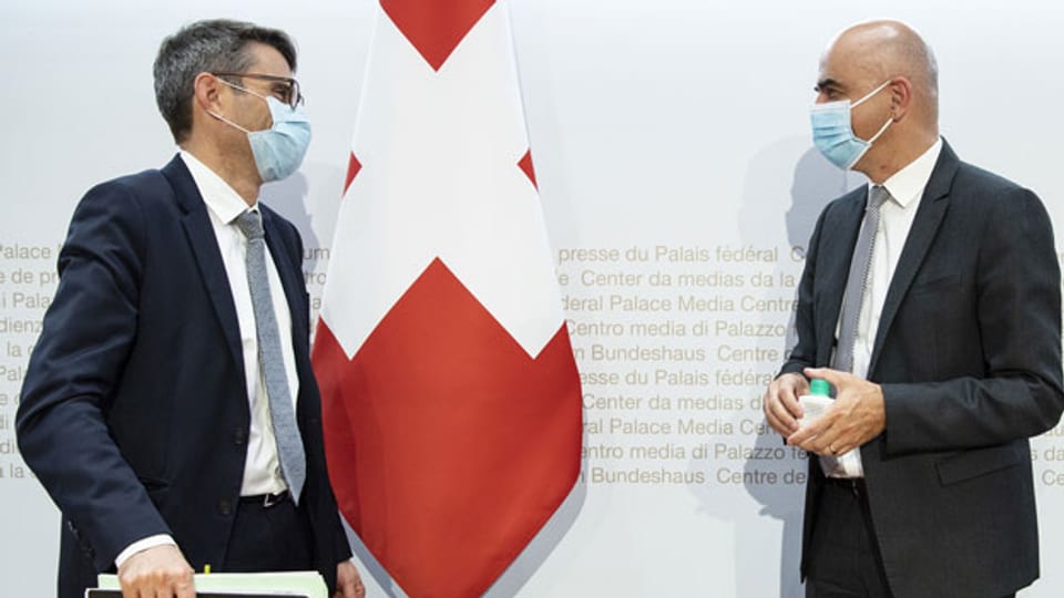 Bundesrat Alain Berset (rechts) und Lukas Engelberger, Präsident der Konferenz der kantonalen Gesundheitsdirektorinnen und -direktoren (GDK), an einer Medienkonferenz zur Covid-19 Situation am 22. Oktober 2020 in Bern.