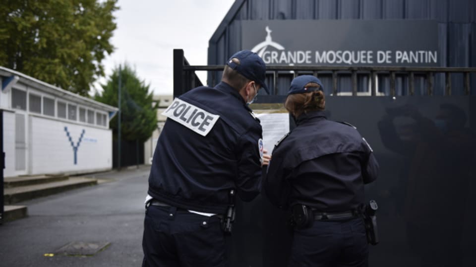 Polizisten schliessen die Grosse Moschee von Patin bei Paris.