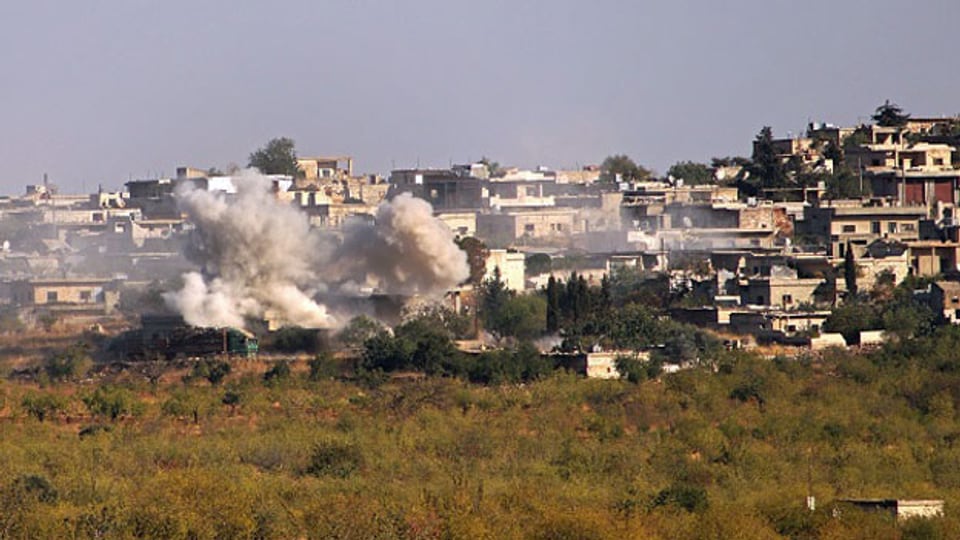 Rauchfahnen von Gebäuden im Dorf Kansafra im Süden der von den Rebellen kontrollierten nordwestlichen Provinz Idlib in Syrien.