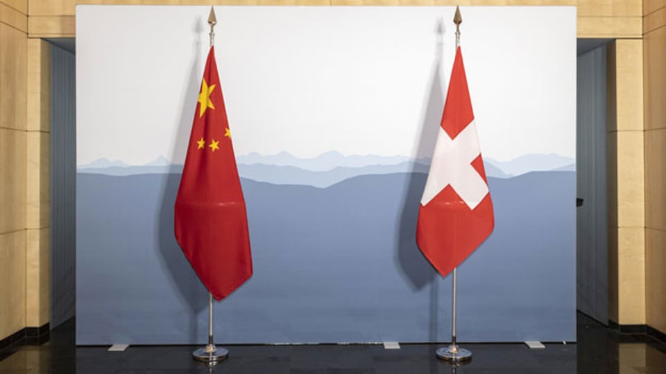 Fahne der Schweiz und von China.