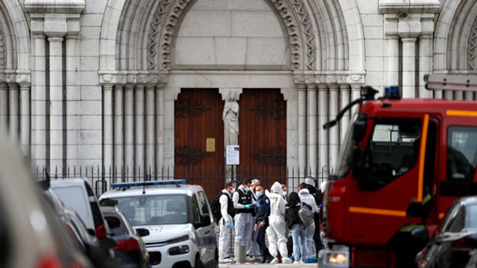 Gerichtsmediziner inspizieren das Gebiet nach einem gemeldeten Messerangriff auf die Kirche Notre Dame in Nizza, Frankreich, 29. Oktober 2020.