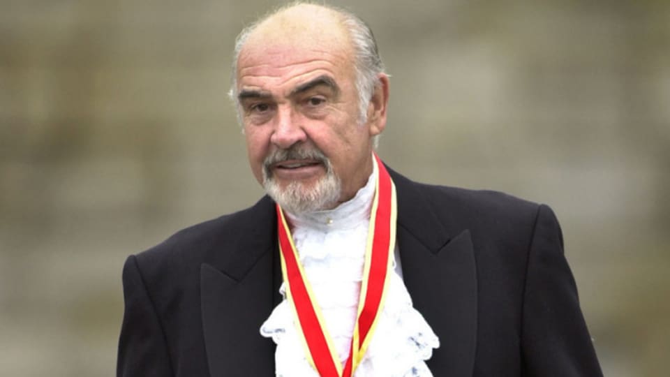 Sir Sean Connery nach dem Ritterschlag durch die Queen am 5. Juli 2000.