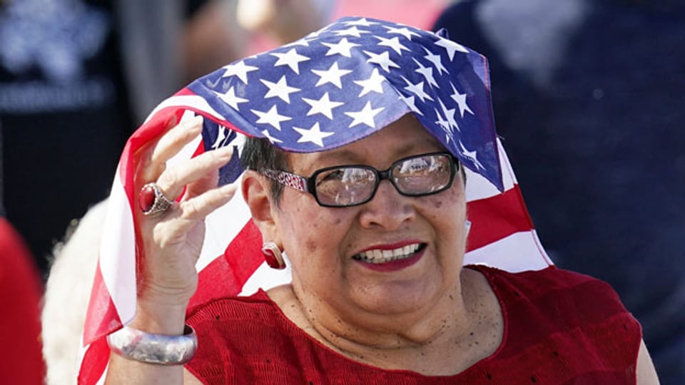 Eine Unterstützerin von Vizepräsident Mike Pence bei einer Wahlkampfkundgebung in Tucson, Arizona. 30. Oktober 2020.