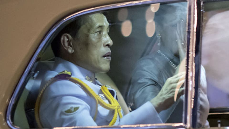 Thailands König Maha Vajiralongkorn, und die Königin Suthida, in einer Limousine.