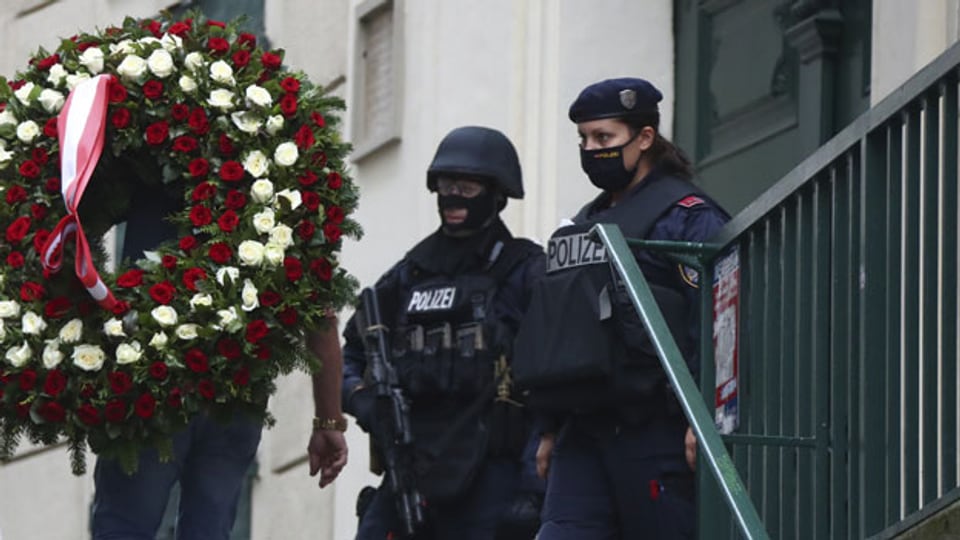 Kränze werden am Ort des Attentates in Wien niedergelegt unter der Aufsicht der Polizei.