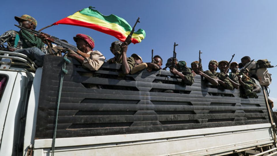 Mitglieder der Milizen der Region Amhara fahren auf ihrem Lastwagen, während sie sich der Tigray-Volksbefreiungsfront in Sanja stellen.