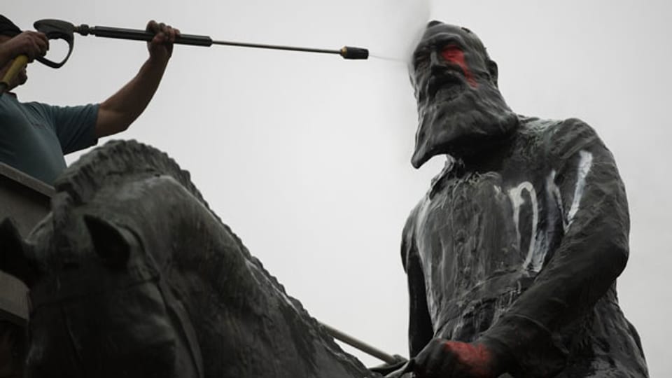 Darf Leopold II weiterhin vor dem Königspalast thronen oder nicht? Ein Mitarbeiter der Stadt Brüssel entfernt im Juni 2020 Graffitis von der Statue.