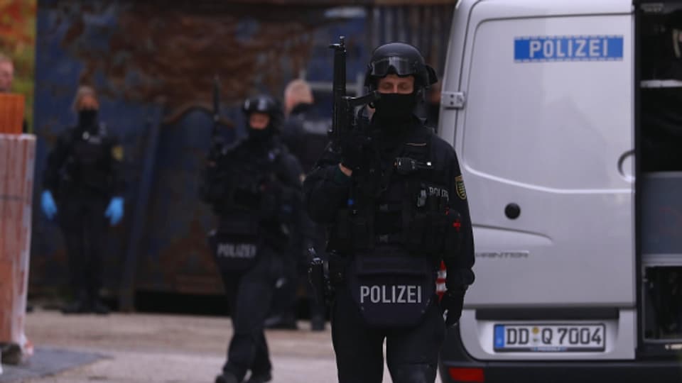 Polizisten und Spezialkräfte des Landeskriminalamtes sind bei einer Razzia in Dresden im Einsatz.