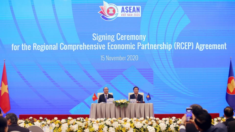 Vietnams Premierminister, Nguyen Xuan Phuc, und der Handelsminister Tuan Anh  bei der virtuellen Unterzeichnungszeremonie des RCEP in Hanoi.