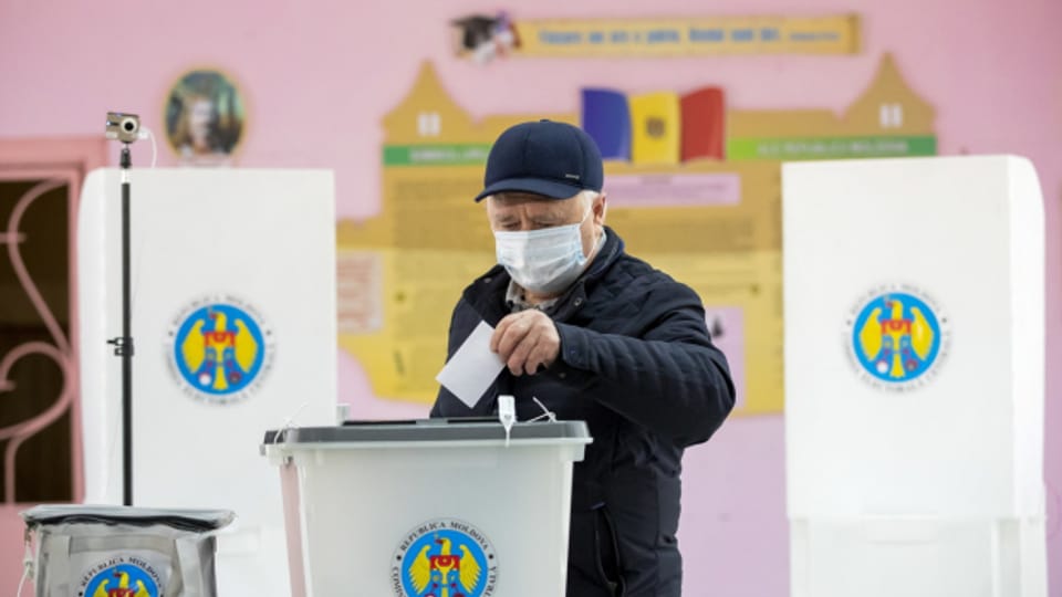 Ein Mann gibt Moldawien seine Stimme in der Präsidentenwahl ab.