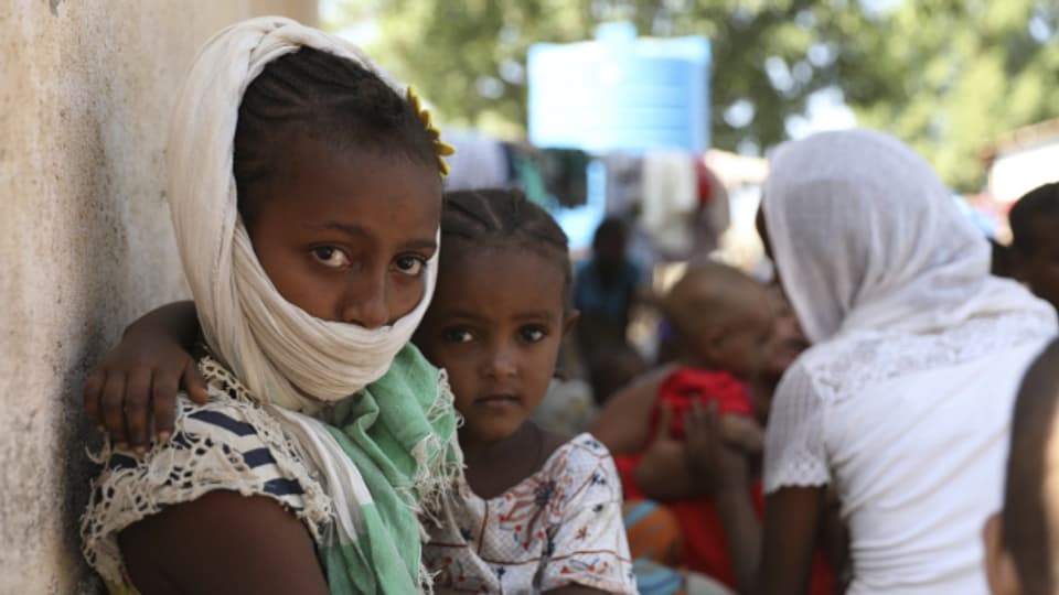 Flüchtlinge aus der Tigray-Region in Äthiopien bei einem Zentrum der UNHCR.