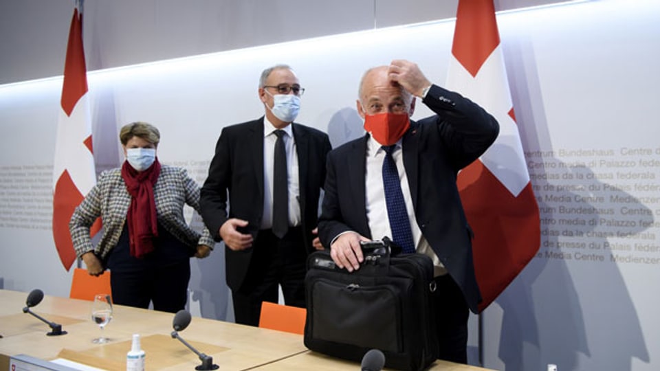 Bundesrätin Viola Amherd, Bundesrat Guy Parmelin und Bundesrat Ueli Maurer, von links, verlassen die Medienkonferenz des Bundesrates am 18. November 2020 im Medienzentrum Bundeshaus in Bern.