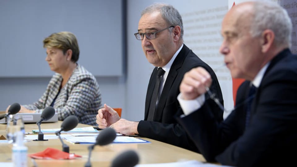 Bundesrätin Viola Amherd, Bundesrat Guy Parmelin und Bundesrat Ueli Maurer, von links, verlassen die Medienkonferenz des Bundesrates am 18. November 2020 im Medienzentrum Bundeshaus in Bern.
