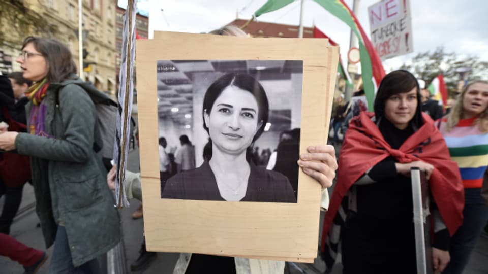 Die kurdische Politikerin Hevrin Khalaf wurde vor einem Jahr getötet.