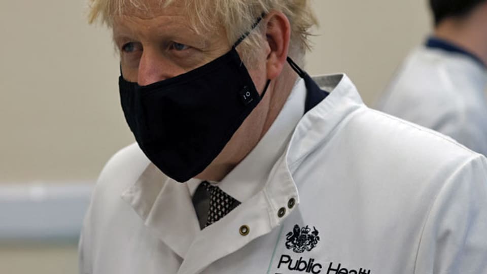 Grossbritanniens Premierminister Boris Johnson während eines Besuchs des Public Health England-Standorts im Wissenschaftspark Porton Down.