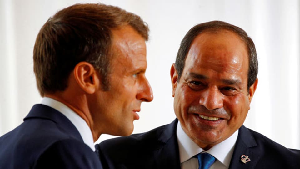 Der französische Präsident Emmanuel Macron und der ägyptische Präsidente Abdel-Fattah el-Sisi im August 2019 in Biarritz, Frankreich.