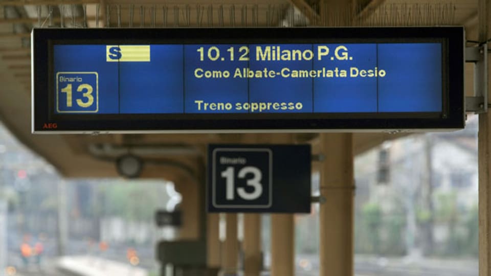 Die Anzeigetafel im internationalen Bahnhof in Chiasso meldet den Ausfall eines Zuges nach Mailand.