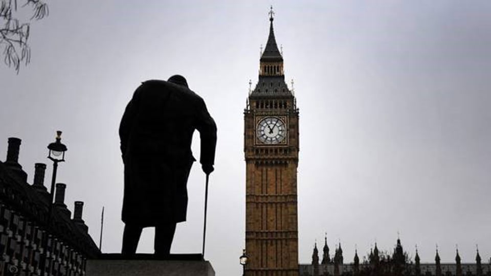 Big Ben und Winston Chruchill. Die bronzene Statue vor dem Uhrturm in Westminster, London.