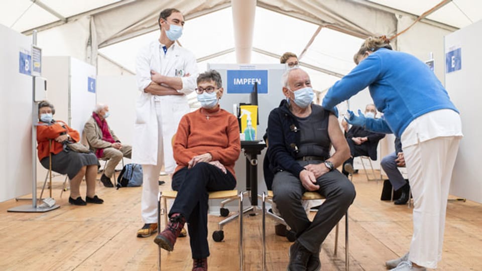 Die ersten Zürcherinnen und Zürcher, Frau und Herr Stüssi aus Wetzikon, werden gegen das Covid-19 Coronavirus geimpft, im Referenz-Impfzentrum EBPI am Hirschengraben in Zürich.