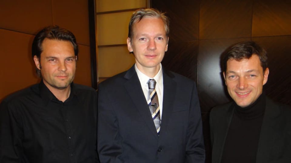 Marcel Rosenbach (links) zusammen mit Julian Assange (Mitte) und Holger Stark (rechts) in London 2010.