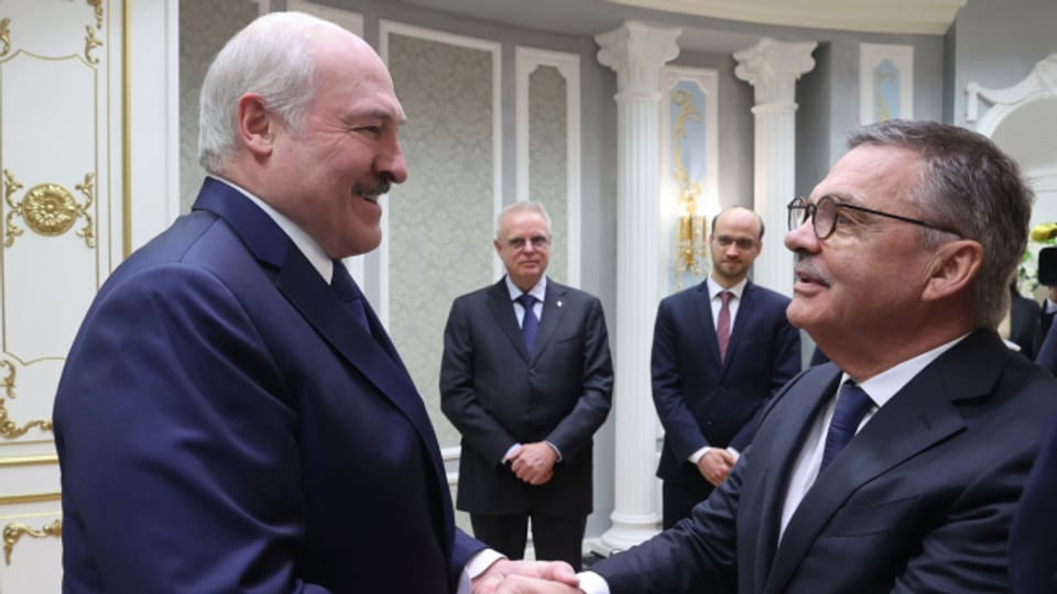 Die herzliche Begrüssung beim Treffen zwischen dem Schweizer Präsidenten des Eishockey-Weltverbandes René Fasel und dem belarussischen Machthaber Alexander Lukaschenko sorgt für grosse Befremdung.