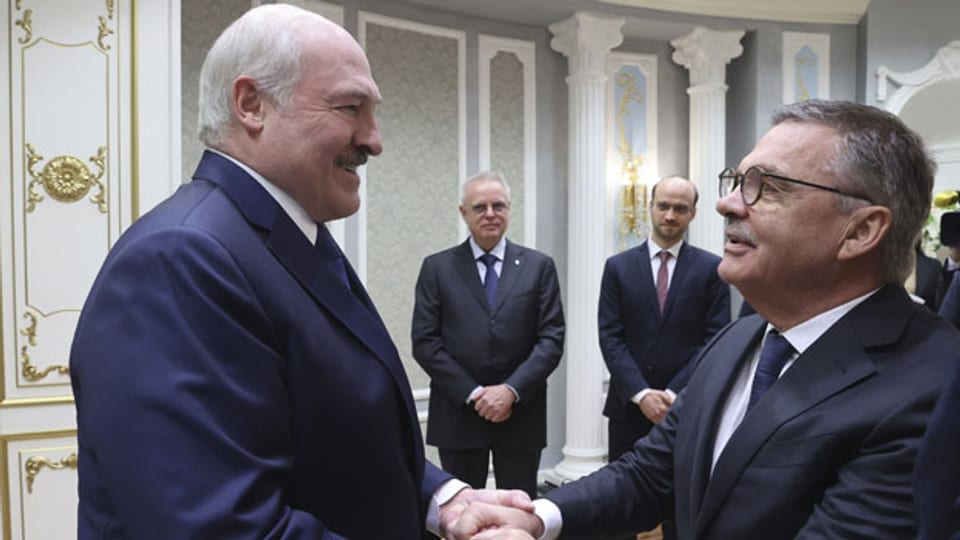 Alexander Lukaschenko Präsident von Belarus (links) begrüsst den Präsidenten des Internationalen Eishockeyverbandes, Rene Fasel.
