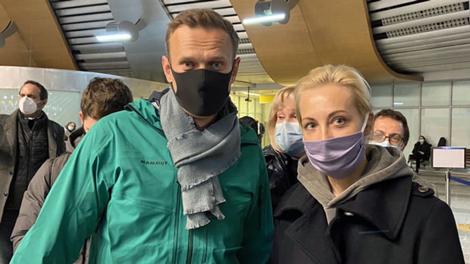 Der russische Oppositionsführer und Anti-Korruptions-Aktivist Alexei Navalny und seine Frau Yulia vor dem Passieren der Grenzkontrolle am Flughafen Scheremetjewo in Moskau.