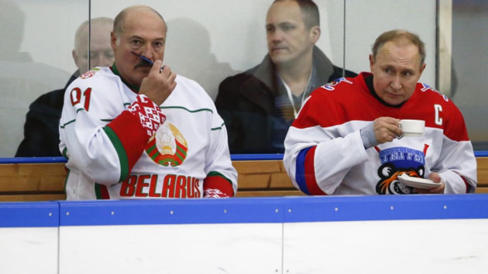Alexander Lukaschenko und sein letzter Verbündeter, Russlands Präsident Wladimir Putin, bei einem Eishockey-Spiel.