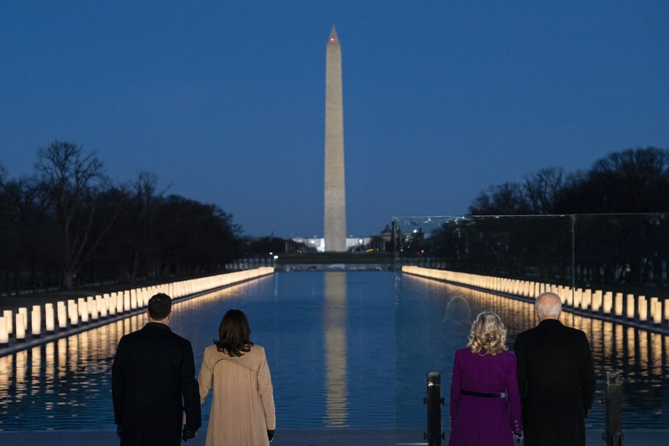 Joe Biden und Kamala Harris - beide mit Ehepartnern - während einer Zeremonie in Washington am 19.1.2021.