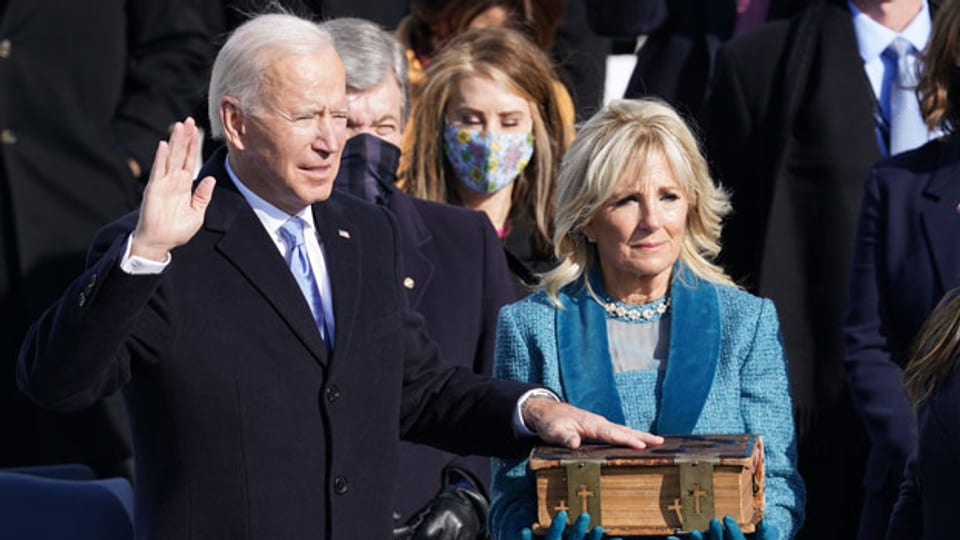 Joe Biden wird als 46. Präsident der Vereinigten Staaten vereidigt, während seine Frau Jill Biden eine Bibel an der Westfront des US-Kapitols in Washington, USA, hält, 20. Januar 2021.