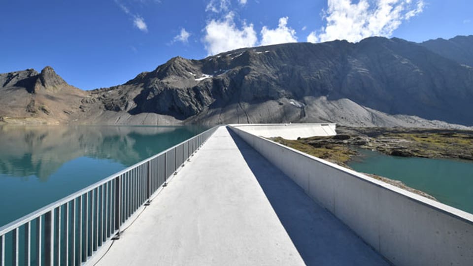 Blick auf die Staumauer Muttsee des Pumpspeicherwerks Limmern der Axpo Holding AG in Linthal.